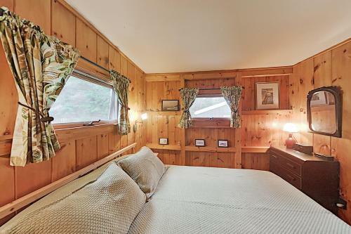 Classic Popham Cabin With Large Yard, Near Beach Cottage