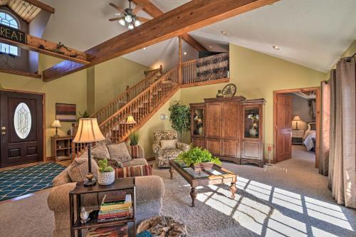 Private Family Home With Deck And Forest Views!
