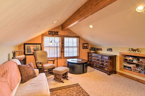 Private Family Home With Deck And Forest Views!