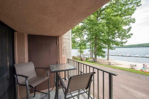 103a - Lakefront Efficiency Style Condo, Beautifully Decorated With Balcony!