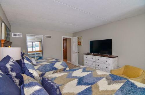 301d - Lakefront 2 Bedroom Condo With 2 Baths, Free Wifi!