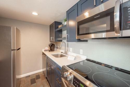 301d - Lakefront 2 Bedroom Condo With 2 Baths, Free Wifi!