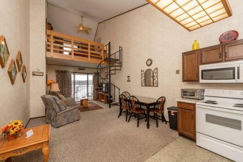 708h - Lakefront Studio Condo With Private Balcony, Free Wifi!