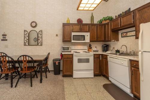 708h - Lakefront Studio Condo With Private Balcony, Free Wifi!