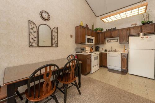 708h - Lakefront Studio Condo With Private Balcony, Free Wifi!