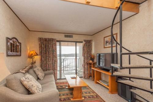708h - Lakefront Studio Condo With Private Balcony, Free Wifi!