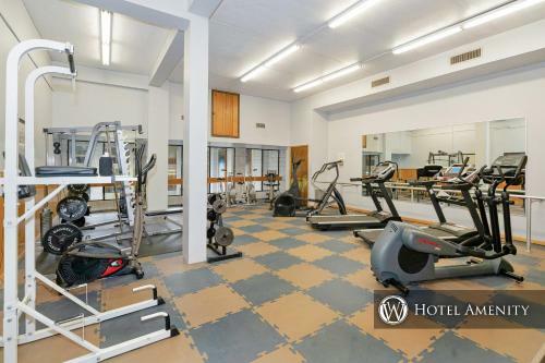 708h - Lakefront Studio Condo With Private Balcony, Free Wifi!