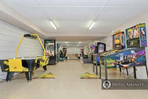 708h - Lakefront Studio Condo With Private Balcony, Free Wifi!