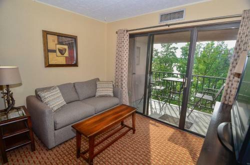 710h - Lakefront Studio Condo With Full Kitchen, Free Wifi!