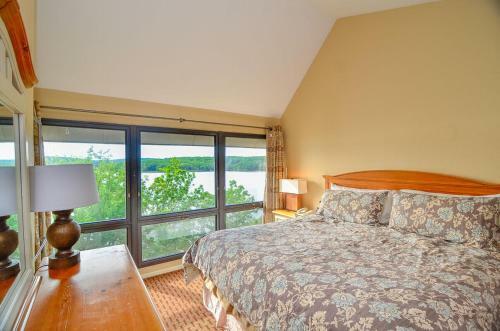 710h - Lakefront Studio Condo With Full Kitchen, Free Wifi!