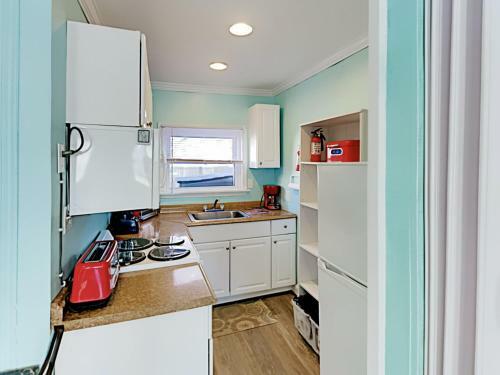 New Listing! Updated Apartment - Walk To Beach Apts