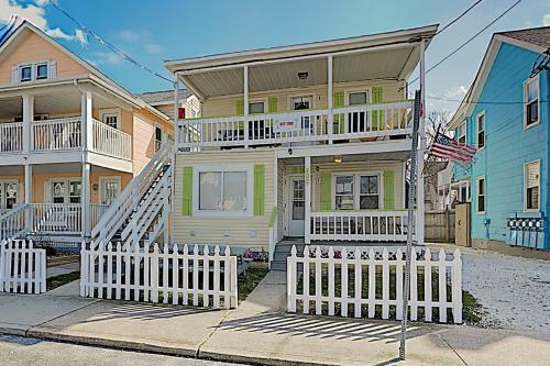New Listing! Updated Apartment - Walk To Beach Apts