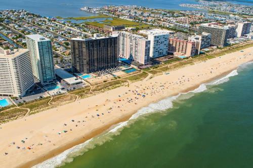 Apartamento New Listing! Corner Condo With Pool, Walk To Beach! Condo