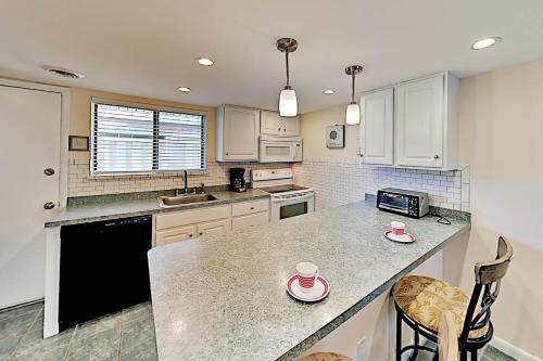 Apartamento Updated Beach Club Condo - Pool - Walk To Beach Condo