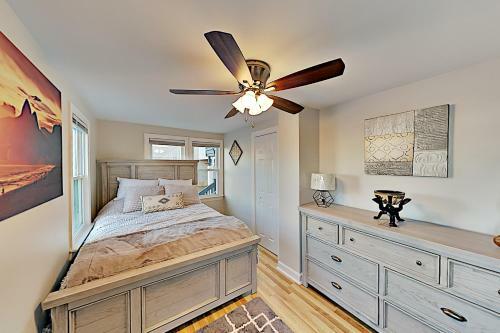 All-new Downtown Getaway - 2 Blocks To Beach & Bay Home