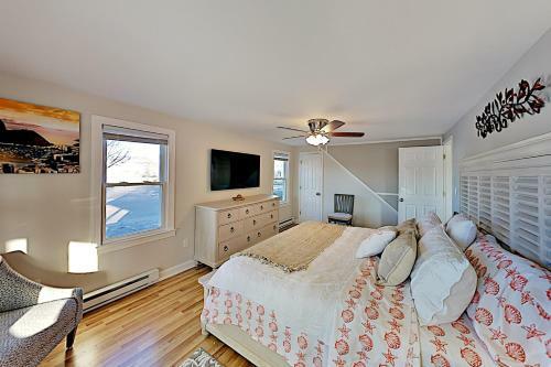 All-new Downtown Getaway - 2 Blocks To Beach & Bay Home