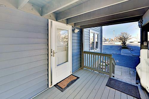 All-new Downtown Getaway - 2 Blocks To Beach & Bay Home