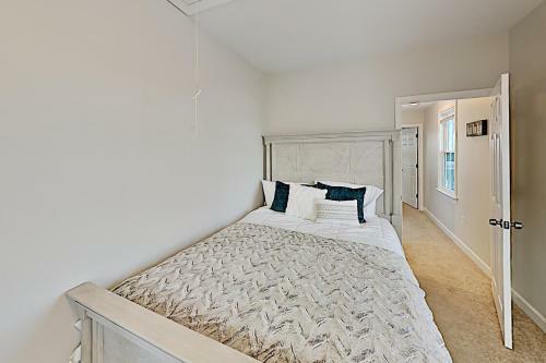 All-new Downtown Getaway - 2 Blocks To Beach & Bay Home