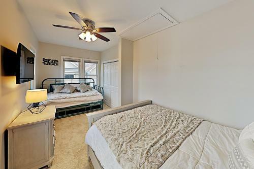 All-new Downtown Getaway - 2 Blocks To Beach & Bay Home