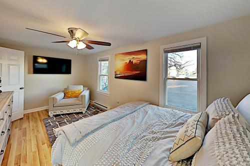 All-new Downtown Getaway - 2 Blocks To Beach & Bay Home