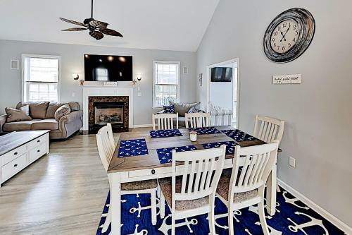 Canal-front Gem - 2 Pools, Private Dock, Boat Slip Home