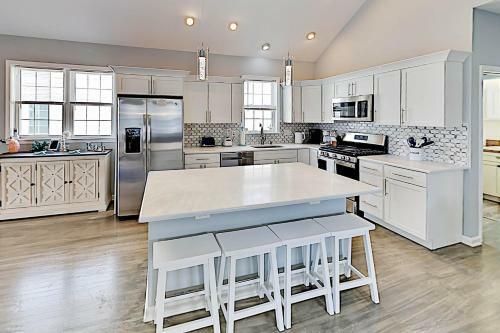 Canal-front Gem - 2 Pools, Private Dock, Boat Slip Home