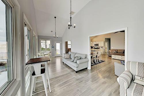 Canal-front Gem - 2 Pools, Private Dock, Boat Slip Home