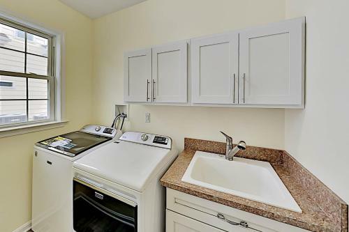 Canal-front Gem - 2 Pools, Private Dock, Boat Slip Home