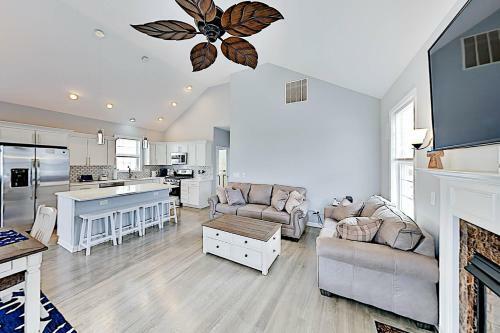 Canal-front Gem - 2 Pools, Private Dock, Boat Slip Home