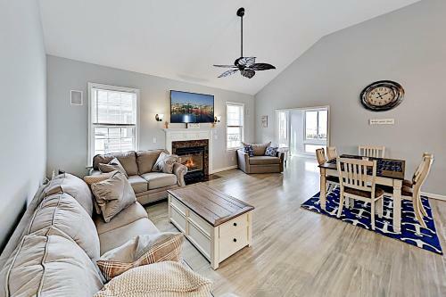 Canal-front Gem - 2 Pools, Private Dock, Boat Slip Home