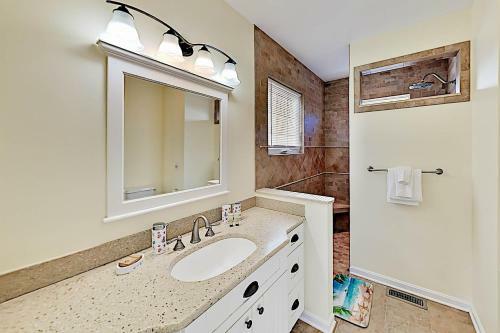 Canal-front Gem - 2 Pools, Private Dock, Boat Slip Home