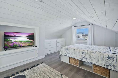 Waterfront Tiny Beach House Close To Beach And Fun