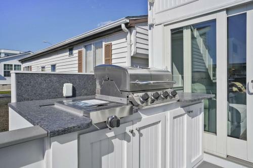 Waterfront Tiny Beach House Close To Beach And Fun