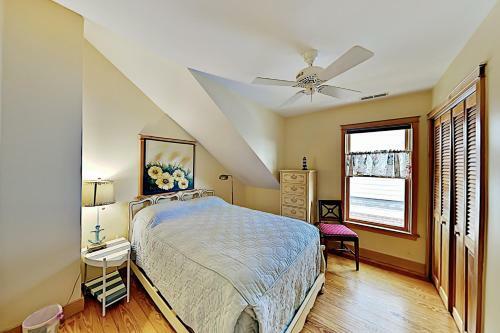 Spacious Coastal Getaway - Bikes - Walk To Beach Home