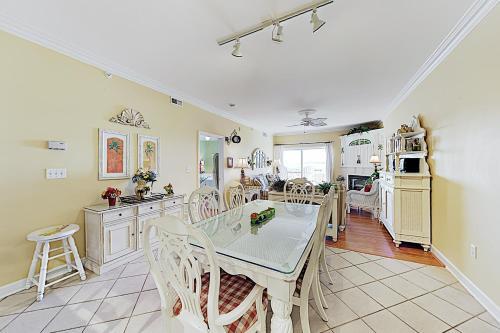 Apartamento Chic Beachside Condo With Pool & Bayfront Balcony Condo