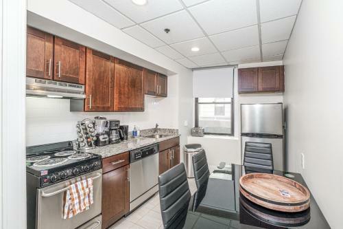 Evonify Stays - Theatre District Apartments