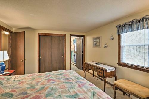 Quiet Brewster House With Deck - Mins To Bay Beaches!