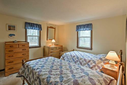 Quiet Brewster House With Deck - Mins To Bay Beaches!