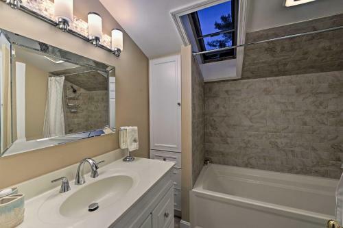 Bourne Home With Hot Tub And Deck, 10 Mins To Beaches!