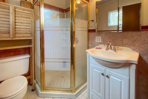 Serene Cape Cod Getaway With Deck Near Beaches!