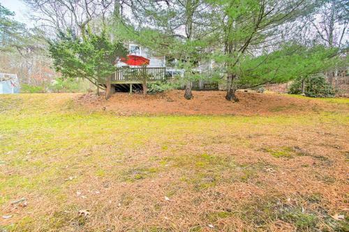 Serene Cape Cod Getaway With Deck Near Beaches!