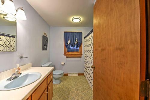 Cape Cod Home Seasonal Pool And Bbqs, 2 Mi To Beach