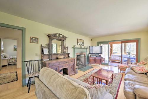 Chilmark House With Sunroom On Marthas Vineyard