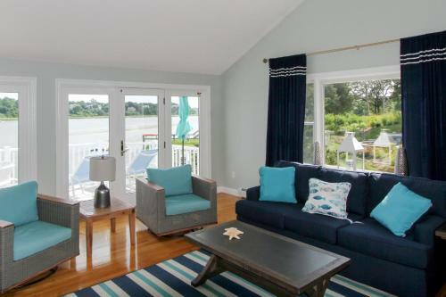 Updated 3br Waterfront On Town Cove Home