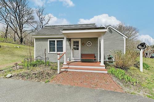Timeless Cape Home Near Cold Storage Beach Home