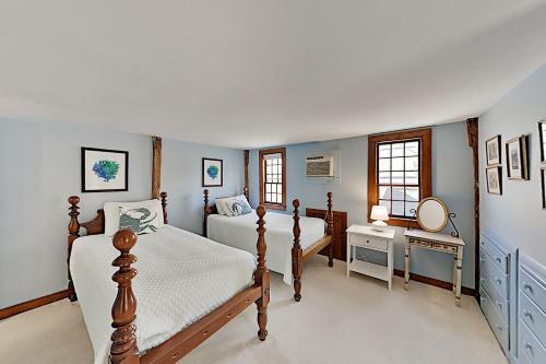 Timeless Cape Home Near Cold Storage Beach Home