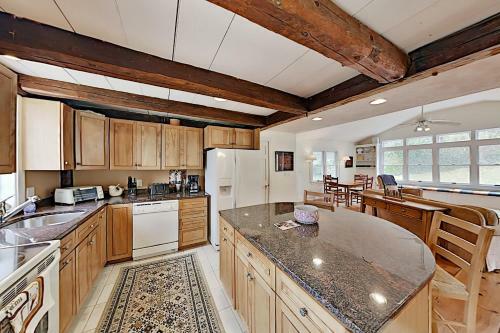 Timeless Cape Home Near Cold Storage Beach Home