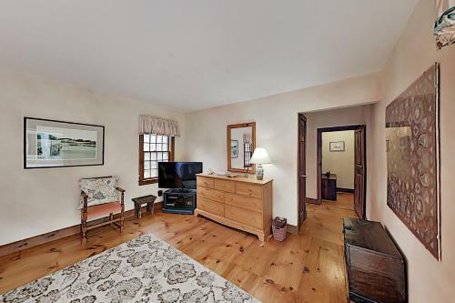 Timeless Cape Home Near Cold Storage Beach Home