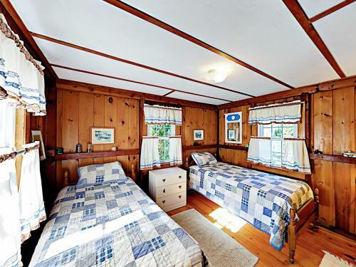 New Listing! Cape Cod Gem With Fireplace, Near Beach Home