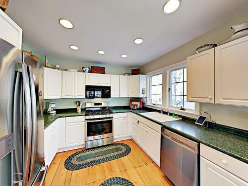 New Listing! Cape Cod Gem With Fireplace, Near Beach Home